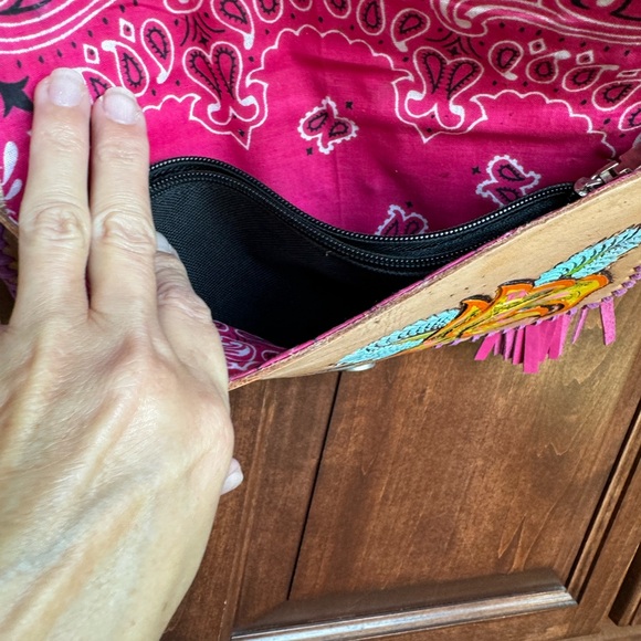 Leather handcrafted crossbody - Picture 4 of 5